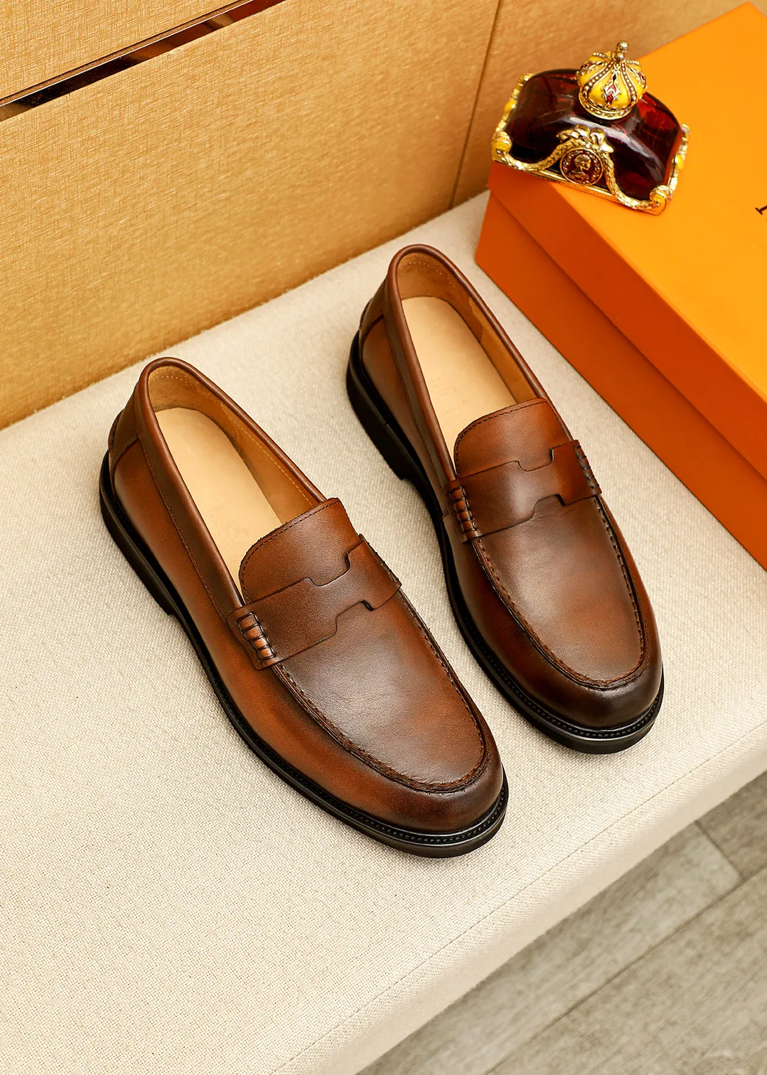 Men's shoes 💰460 💐 Product trademark: HERMES "Hermès" casual leather shoes Regular size: 38-44 (45.46🉑️customized) Product materials: Selected imported first-layer calfskin upper + luxury hardware buckle, imported water-dyed 🐂 cowhide lining. Strong three-dimensional visual effect, foam outsole Color: 4⃣️colors available
